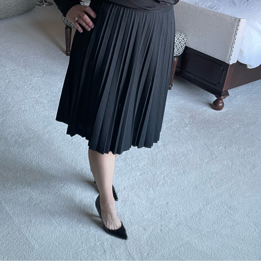 Black Pleated Knee-Length Skirt | LOFT | Size 2 Petite - Picture 4 of 12